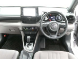 運転席からの視界はこんな感じです☆お気軽にご来店いただき、実際に座って是非お確かめください。ドライバーに寄り添う快適な操作フィールをもたらすステアリングです。