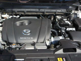 「SKYACTIV-G(ガソリン)」は、規格外の高圧縮を実現し、世界のエンジン技術者に驚きを与えました。さらに、それを維持したままノッキングの発生を抑え、熱効率を向上、走りにも寄与したエンジンです。