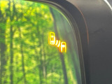 【ブラインドスポットワーニング】走行中、ドアミラーの死角になりやすい箇所に後続車が接近するとサイドミラー付近に警告を表示、ドライバーに注意喚起をしてくれます。