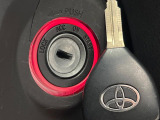 【キーレス】少し離れた場所からでもボタン一つでドアの開錠・施錠ができるのでとっても便利!ドアの鍵穴周りに傷をつけることもありません♪