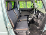 運転席まわりには十分なスペースがあり、大柄な方でもゆったり運転していただける環境です。