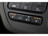 運転席と助手席に温度調整があるシートヒーターを装備しております。寒い朝はクルマに乗り込んですぐにシートヒーターを作動させれば温かさが広がり快適なドライブが始まります。