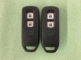 スマートキーを装備しています。鍵を差し込むことなくドアロックの開け閉めと、スタートボタン操作でのエンジンスタートができます。スペアキーも同じものを用意しております。