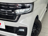 【LEDヘッドライト】悪天候や夜間走行時も良好な視界を確保し安心して運転できる高輝度LEDヘッドライトを装備!点灯速度が早く、消費電力も抑えられています。
