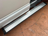 【電動サイドステップ】車高の高いお車でも、これがあれば小さいお子様の乗り降りも楽々♪スライドドアと連動して作動する為、煩わしい操作は不要です!