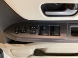 【パワーウィンドウスイッチ】ワンタッチで、パワーウインドウやドアミラーを操作できます。