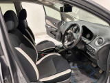 運転席にはシートリフター機能が付いているので自然な運転姿勢がとれ、快適に運転ができます