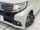 【LEDヘッドライト】悪天候や夜間走行時も良好な視界を確保し安心して運転できる高輝度LEDヘッドライトを装備!点灯速度が早く、消費電力も抑えられています。