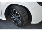 タイヤサイズは225/45R18です