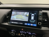 リバースギアに入れるだけで後方の表示へ切り替わります。夜間や雨の日の駐車も楽になりますよ。