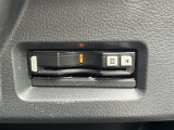 【ETC】有料道路を利用する際に料金所で停止することなく通過できる、ETC車載器(ノンストップ自動料金収受システム機器)が装備されています。セットアップを行うことで利用可能になります。