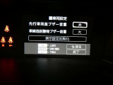 【先行車発進告知機能】・・・信号待ちや渋滞で先行車に続いて停止し、先行車の発進に気付かずそのままでいる場合は、ブザーなどでお知らせします。