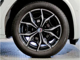 【BMWアロイホイル】軽量かつ強度に拘ったアロイホイル。走行性能ポテンシャルを引き出す設計。車の足元を引き締めてくれる大きなポイントはアロイホイルです。