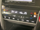【オートエアコン】一度お好みの温度に設定すれば、車内の温度を検知し風量や温度を自動で調整。暑い&hellip;寒い&hellip;と何度もスイッチ操作をする必要はありません。快適な車内空間には必須の機能ですね♪