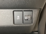 ハンドルの右側にはヘットライトリベライザーとVSA(ABS+TCS+横滑り抑制)の解除スイッチがついています。ヘッドライトリベライザーは道路状況や積荷の加重に応じてライトの高さを調節できます。