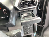 運転席のドリンクホルダーは、格納式です。