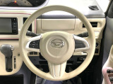 インテリアに合わせたデザインのステアリングは、運転される方のことも考え、運転しやすい形状、大きさです。是非一度、実際に触ってお確かめください。