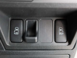 スライドドアの操作が運転席で出来ます。
