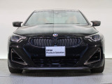 【キドニーグリル】BMWの代名詞。一目見ただけでBMWであると認識できる確固たるアイコンとして存在感を放ちます。