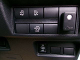 運転席からオートスライドドアの操作ができます。