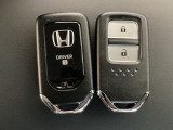 スマートキーを装備しています。鍵を差し込むことなくドアロックの開け閉めと、スタートボタン操作でのエンジンスタートができます。スペアキーも同じものを用意しております。