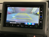 リバースギアに入れるだけで後方の表示へ切り替わります。夜間や雨の日の駐車も楽になりますよ。
