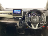 車内は光触媒抗菌消臭施工済です。スタイリッシュなデザインで暖かみのあるインパネ周りを演出します。グローブボックスやカップホルダーのほかにトレーなどたくさんの収納スペースが装備されています。