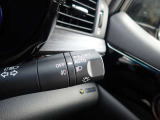 オートライト機能が装備されており暗い場所に入ると車両が検知しライトのON・OFFを自動的に切り替えてくれますので非常に便利な装備です♪