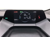 【トップマウントメーター】7インチディスプレイにミニマルなグラフィックメーターやLEDインジケーターを表示します。視線移動少なく表示が確認できる、運転に集中しやすい構成となっています。