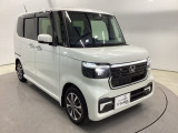 180cm近い車高と、センターレイアウト燃料タンクの低床フロアで、軽自動車とは思えない車内空間を実現しています。