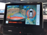 【パノラミックビューモニター】専用のカメラにより、上から見下ろしたような視点で360度クルマの周囲を確認することができます☆死角部分も確認しやすく、狭い場所での切り返しや駐車もスムーズに行えます。