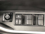 パワーウィンドのスイッチです。運転席に座りながら、助手席や後席の窓を開け閉めできるので大変便利ですよ。