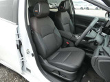 高級感のある上質なシートです。前席にはシートヒーターが付いています。運転席はパワーシートになります。