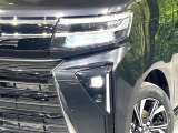 【LEDヘッドライト】悪天候や夜間走行時も良好な視界を確保し安心して運転できる高輝度LEDヘッドライトを装備!点灯速度が早く、消費電力も抑えられています。
