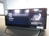 こちらのお車には先進安全装備が多数搭載されています。衝突被害を回避あるいは軽減するためのブレーキや、後方死角からの接近警報、車線逸脱を防止する警報装置など、詳しくはスタッフまでお尋ねください。