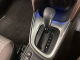 シンプルでとても使いやすいフロアシフトに、パーキングブレーキは電子制御パーキングブレーキです。