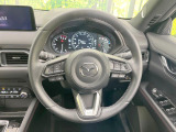 インテリアに合わせたデザインのステアリングは、運転される方のことも考え、運転しやすい形状、大きさです。是非一度、実際に触ってお確かめください。