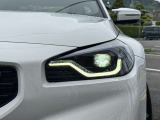 LEDヘッドライト。先進のLEDテクノロジーを採用。照射される白色光の周波特性は太陽に近く、バイキセノンヘッドライトを上回るコントラストでさらに明るく輝きます。悪天候の日でも優れた視認性を発揮します。