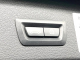 ●電動リアゲート:ワンタッチでリアゲートの開閉ができ、荷物などで両手が塞がっている状態でも簡単に開閉ができる便利機能です。