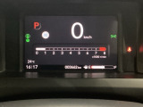 デジタル表示のスピードメーターとタコメーター、燃費やオドメーターなどの表示の他に、ホンダセンシング機能などの表示もできる多機能なマルチインフォメーション・ディスプレイです。