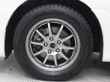 社外品の16インチアルミホイールを装着しています。タイヤサイズ215/60R16