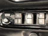 パワーウィンドは今や当たり前の機能ですが、無いと困る機能です。運転席からの操作で、全席の窓を振るオープンにしたり、フルクローズが可能です。
