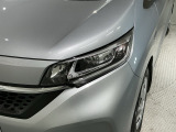 LEDヘッドライトは、点灯の瞬間から最大光量を発揮し、突然暗くなるトンネルなどでの安定感を高めます。