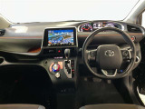 運転席周りのレイアウトをご覧ください。ナビゲーションが綺麗に装着されスッキリ収まってますね!操作スイッチも手が届きやすくわかりやすいです!