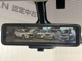 【インテリジェント ルームミラー】車両後方のカメラ映像をミラー面に映し出すので、車内の状況や、天候などに影響されずいつでもクリアな後方視界が得られます!