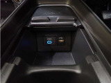 充電用USB端子付き。スマートフォンなどの充電に便利です。