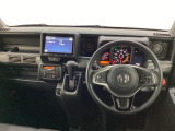 車内は光触媒抗菌消臭施工済です。インパネ周りはスタイリッシュなデザインです。グローブボックスやカップホルダーのほかにトレーなどたくさんの収納スペースが付いています。