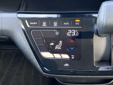 設定した温度をしっかりキープしてくれるオートエアコンで車内はいつでも快適です。タッチパネル式で凹凸がないからお掃除もラクラク♪