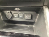 運転席と助手席には、シートヒーター、となりは、USB接続端子です。