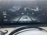 メーター内センターディスプレイには車の様々な設定や情報が表示されます。